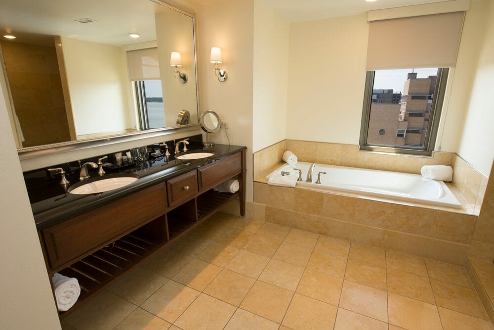 Premium Lakefront King Bathroom
