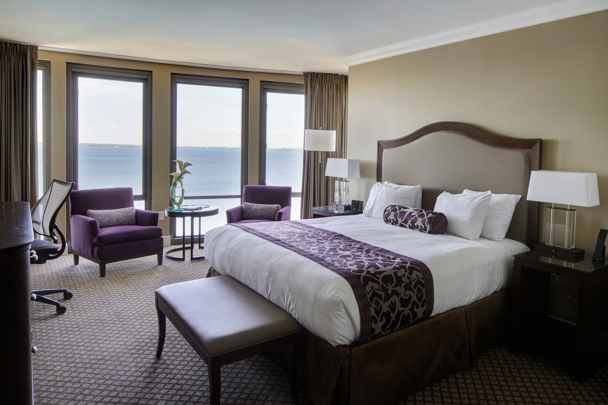 Premium Lakefront King